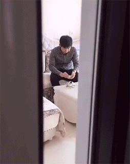 搞笑图片幽默段子笑话:老哥,你别藏了,数私房钱被媳妇发现了