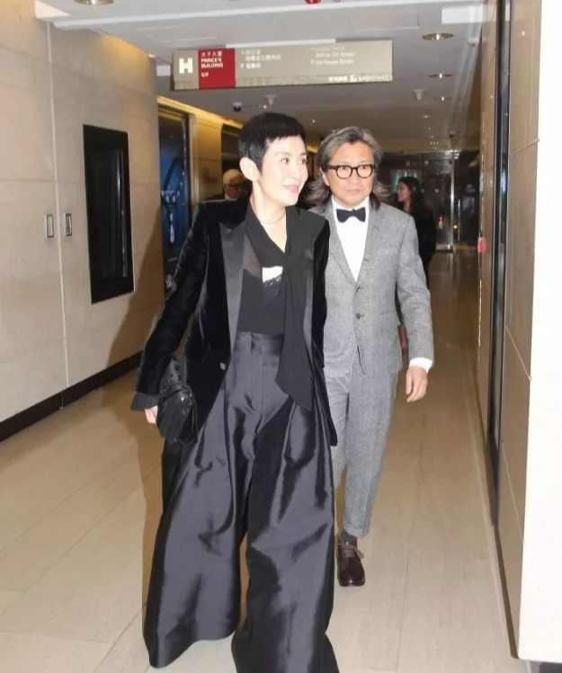 吴君如12岁女儿近照，与父母外出吃饭打扮成熟，还特意穿了高跟鞋