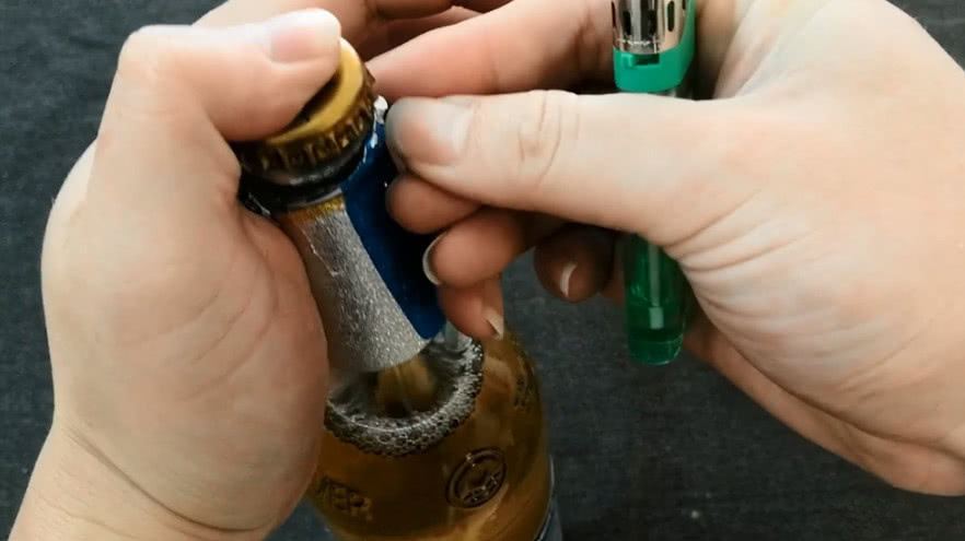 开啤酒盖从来都是空手开,直接把瓶盖拧开,学会了赶紧