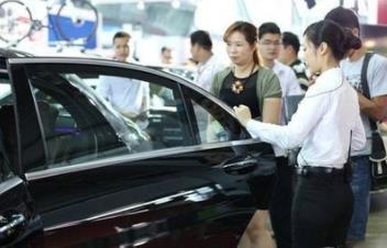 买车的时候如果遇到4s店强制买保险怎么办？内行人：一句话解决