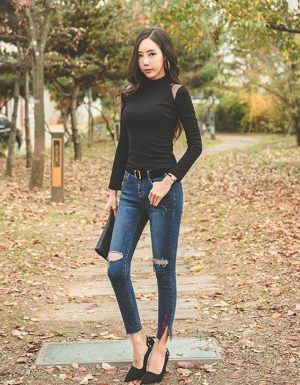 成熟魅力的紧身牛仔裤美女,穿搭很时尚,勾勒出纤长的腿部线条!
