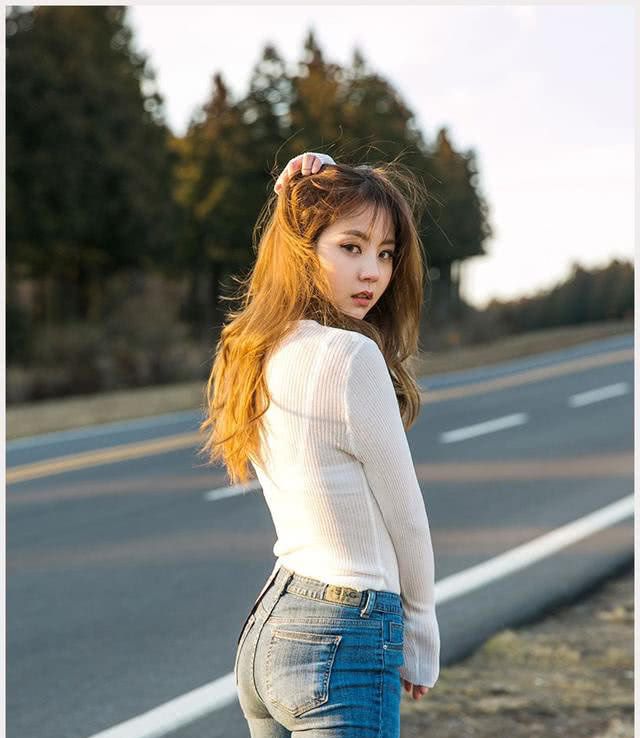 身材完美的牛仔裤美女,展现出动人的身材曲线,让人陶醉!