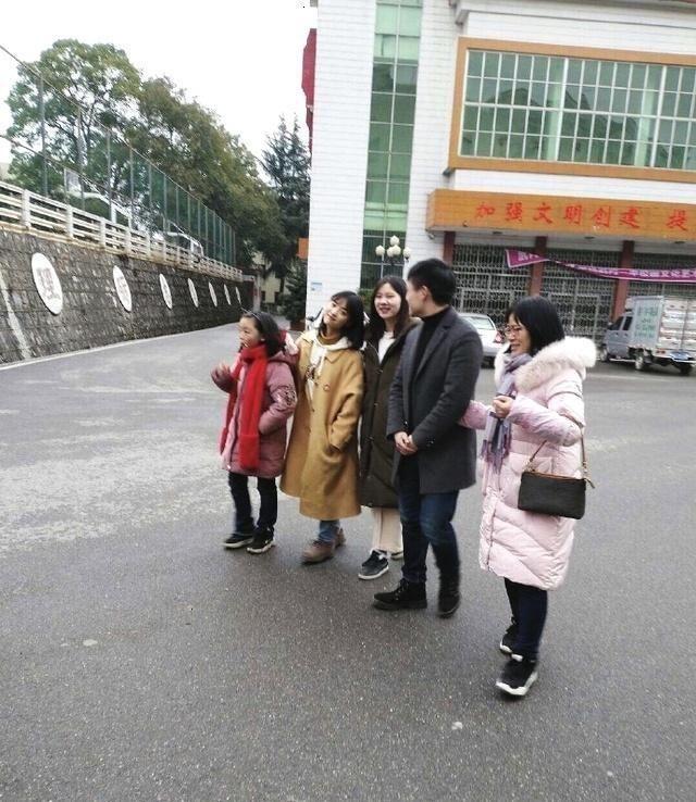 江疏影被拍成1米3,沈月和小学生一般高,明星都逃不过抓拍