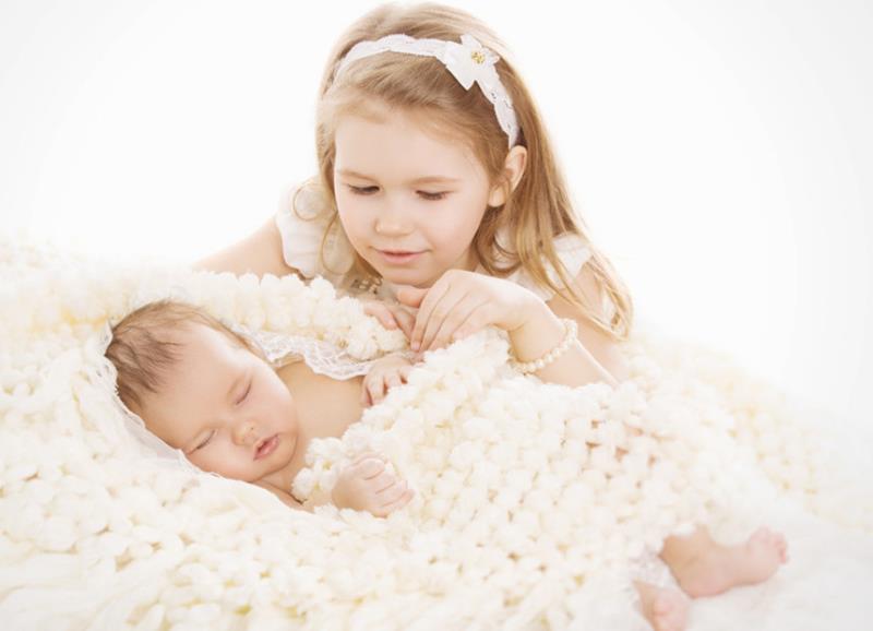 婆婆总喜欢把睡着的孩子叫醒，说白天睡多了晚上不睡觉，怎么办？