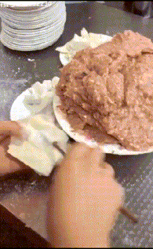 搞笑gif:感觉这位伴郎运气很不错,竟然有这么多辣条吃