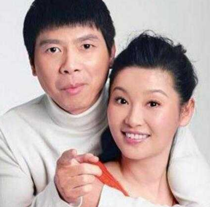 冯小刚那么不差钱，脸上的病却始终没有治，徐帆说出真相太心酸！