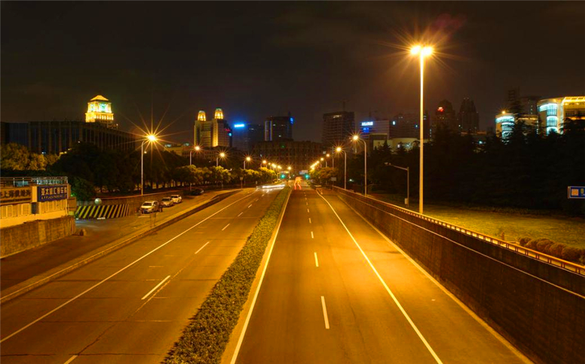 美国游客来中国旅游,晚上却不敢出门,导游:这里