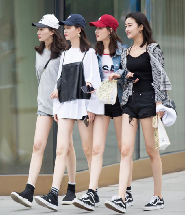街拍:90后美女身穿灰色上衣搭配红色半身皮裙,性感又时髦