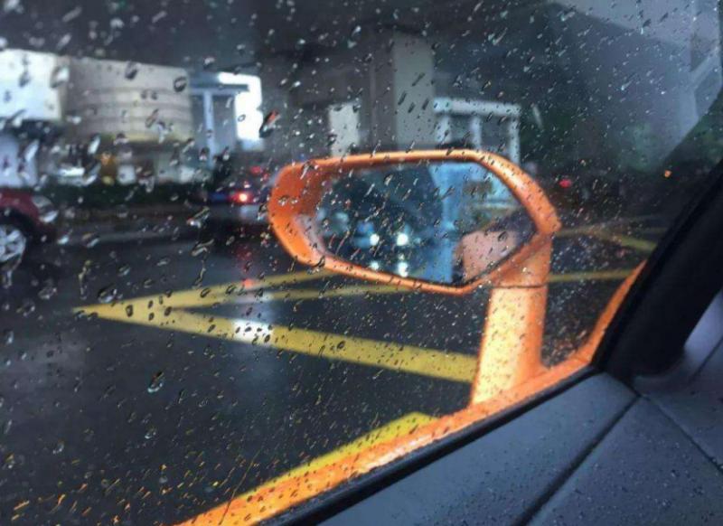 遇到下大雨,车子让雨淋一淋是不是就能代替洗车了?