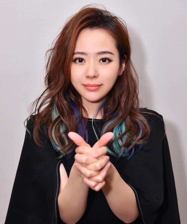 张靓颖演唱会特写吓一跳，这个光和这个环境，网友:还我女神