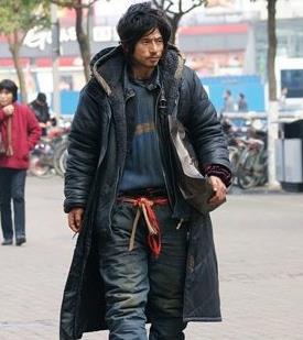 犀利哥因一张照片走红，被称为最酷男人，如今8年过去他怎么样了