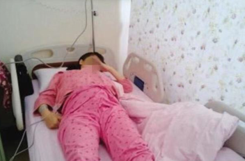 孕妇生完孩子后去世,护士正要宣布死亡,低头一看彻底