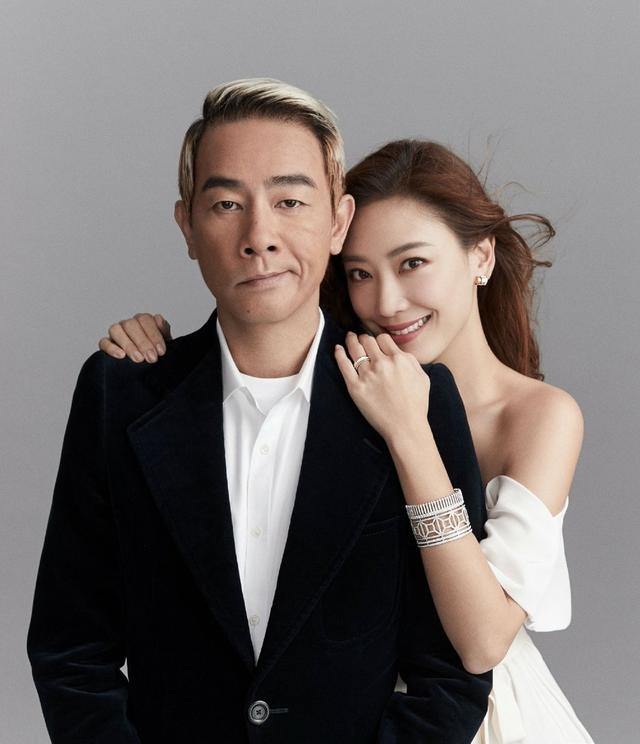 卫衣青春西装酷帅,陈小春应采儿结婚周年拍写真,情侣造型太吸睛