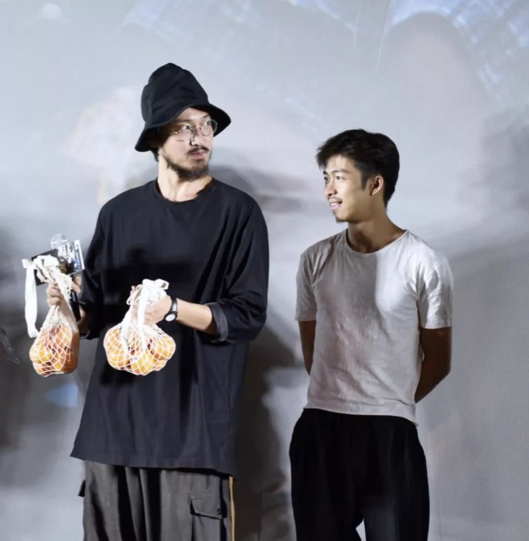 王传君章宇街头拥吻,黄毛垫脚的一幕太有爱了