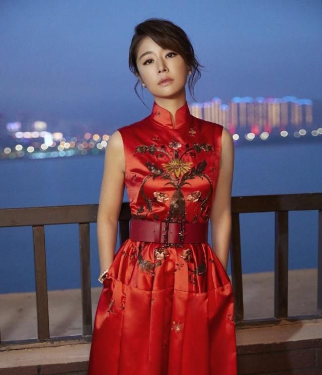 林心如的春晚造型太美了,薄纱裙搭丸子头,哪像