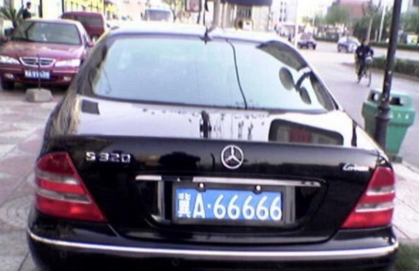 以前属于一台路虎揽胜,后来换成了奔驰s350.