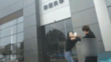 分期买辆路虎！提车当天被加2万块，女车主不同意销售直接上手打