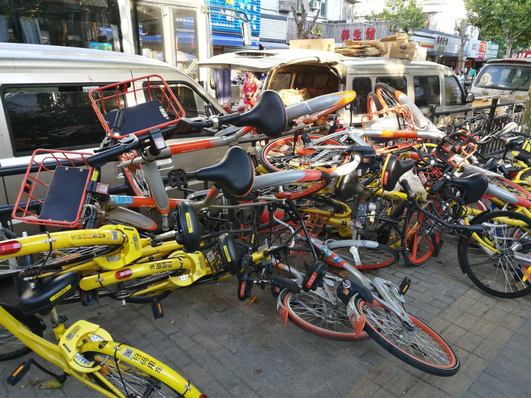上海现共享单车“坟场” 3万辆共享单车堆积如山|共享单车|静安区|单车_新浪新闻