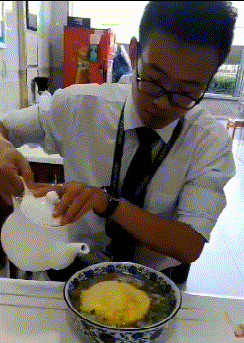 爆笑gif: 姑娘你别哭了, 先给老公打电话吧