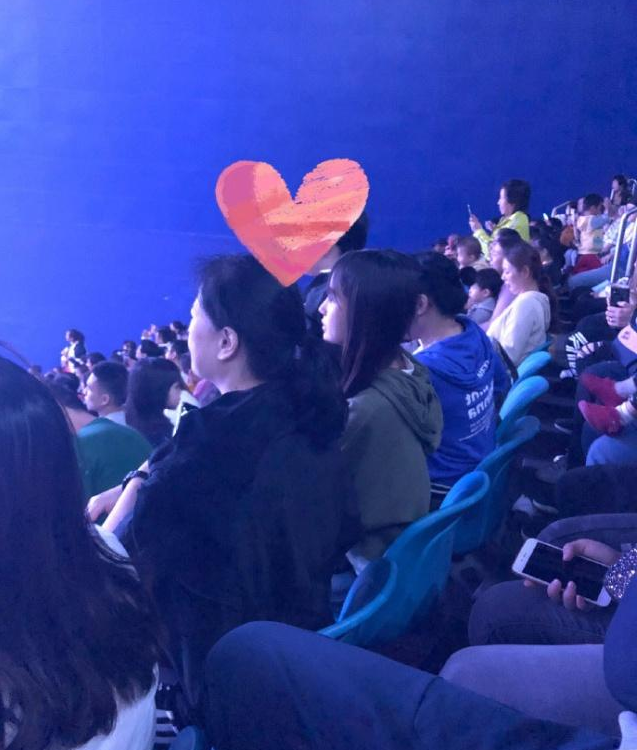 baby带小海绵看海豚表演，这一个动作被网友大赞是位贴心好妈