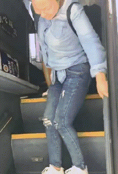 妹子这个动作走路,我无语了!