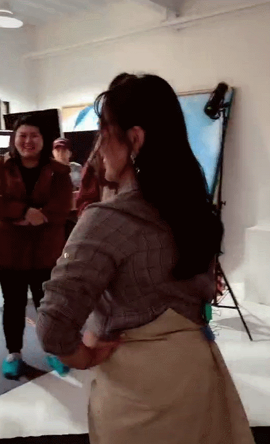 何洁生三胎后身材发福,裙子拉链坏掉拿夹子代替?
