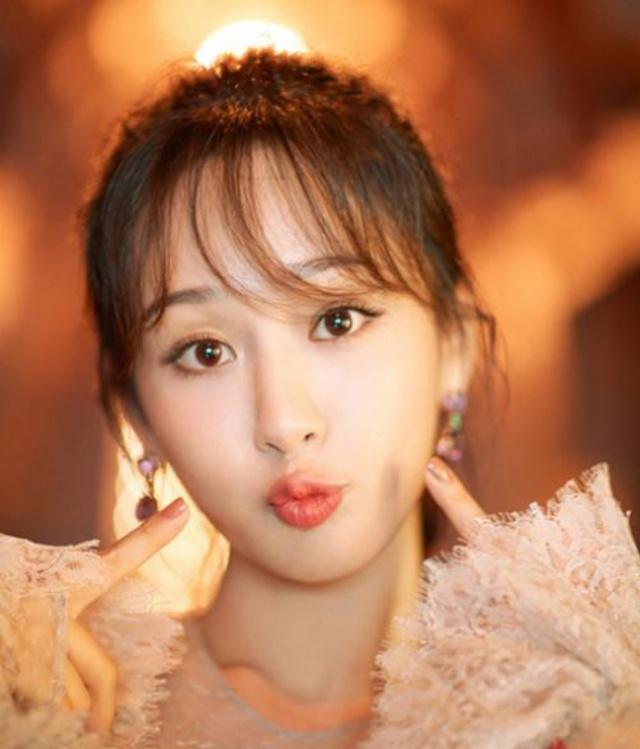 满足杨紫、郑爽3个长相特征,就是天生甜美型,