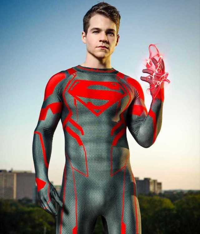 外国帅哥的完美COS:腹肌人鱼线,紧身衣上身竟