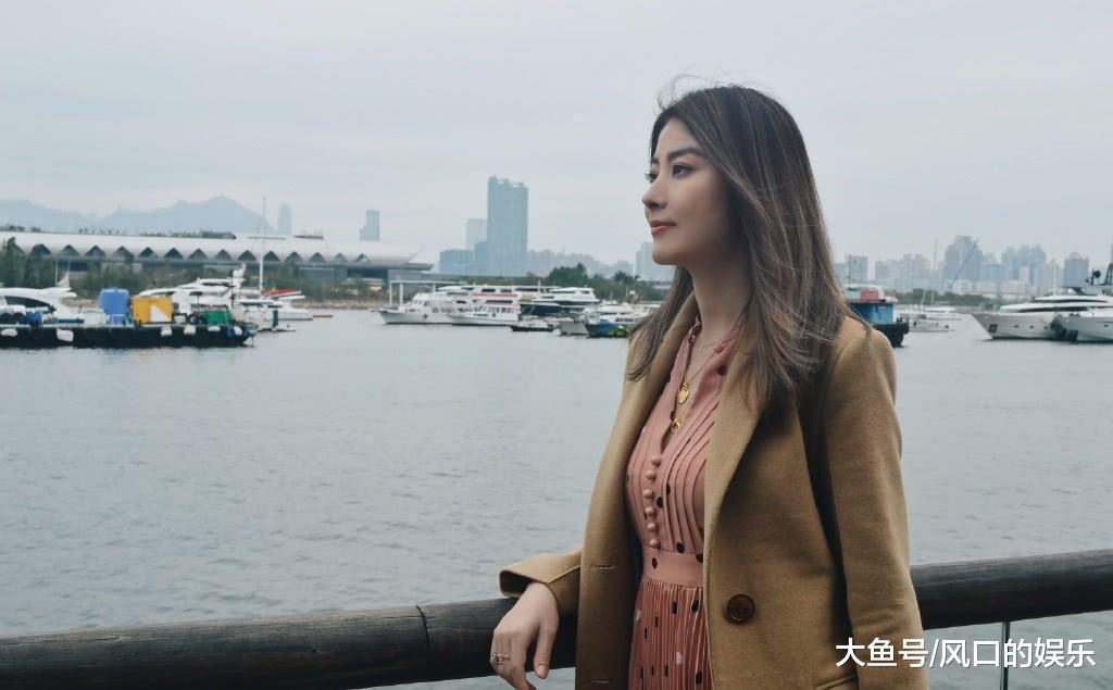 陈慧琳裙子拉链只拉一半不止, 还把靴子当裤子穿, 真是够时尚