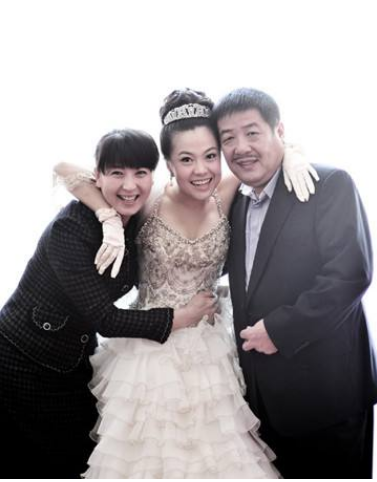 46岁闫学晶一家四口照片被曝光,儿子是低调的