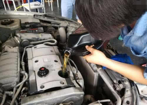 换机油选全合成还是半合成好？老师傅说完，直接回家换掉