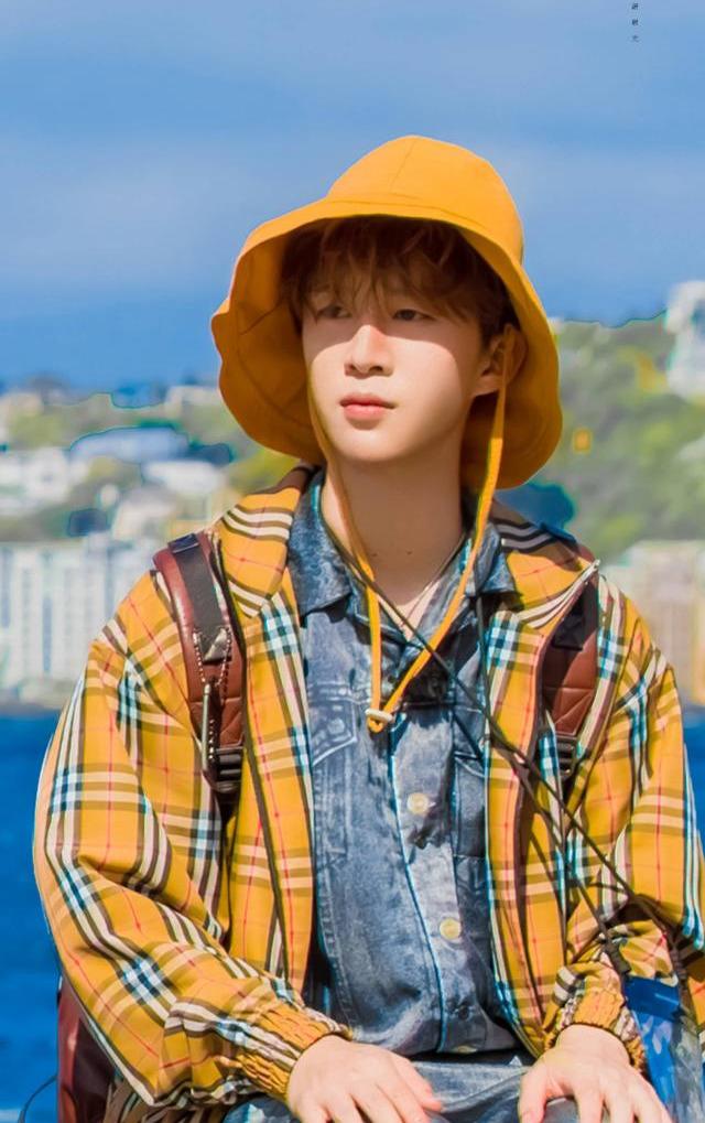 《青春的花路》:头戴渔夫帽的范丞丞是春田花