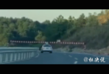 当13岁小孩将身体伸出天窗后,悲剧的一幕发生了