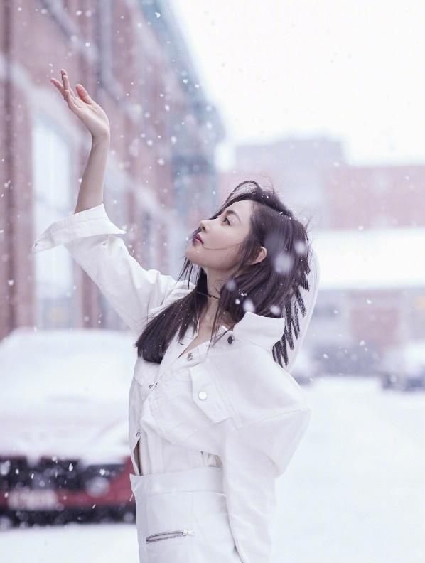 张天爱雪中美照,抬手接雪花的动作真是唯美,真是冰雪女神无疑