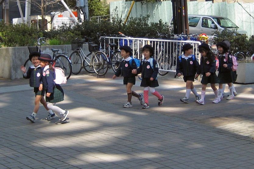 成群结队独自上学的日本小学生,竟然成了外国人眼中的