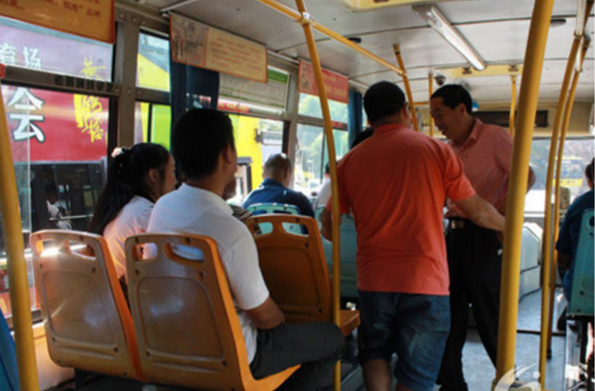 为何越来越多的年轻上班族坐公交车有座位也不坐呢?原因很现实!
