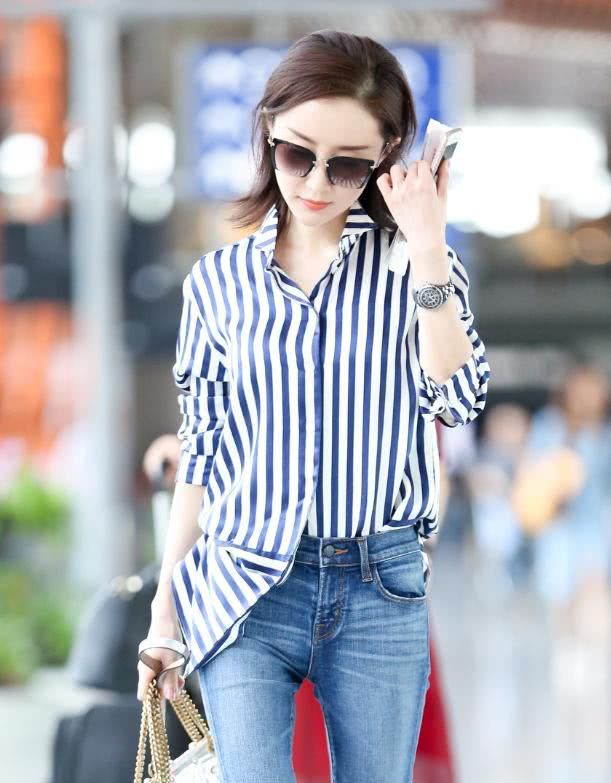 舒畅又调皮了,衣服下摆只塞进去一半,裤脚更是