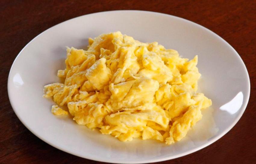 炒鸡蛋不放油,加了点水,炒熟后嫩滑金黄更健康!