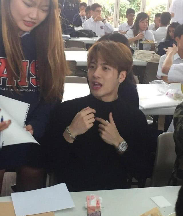 网红湾湾否认与李易峰恋情 杨幂换脸视频制作者回应争议