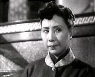 记得这些老电影中的女特务吗?叼香烟,花旗袍,烫头发,高跟鞋