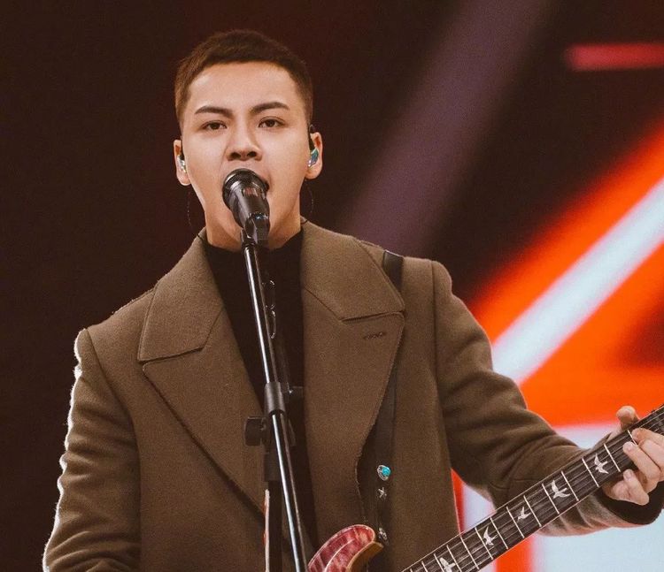 陈伟霆又换发型了,搭配大衣气场强,网友:检验了颜值