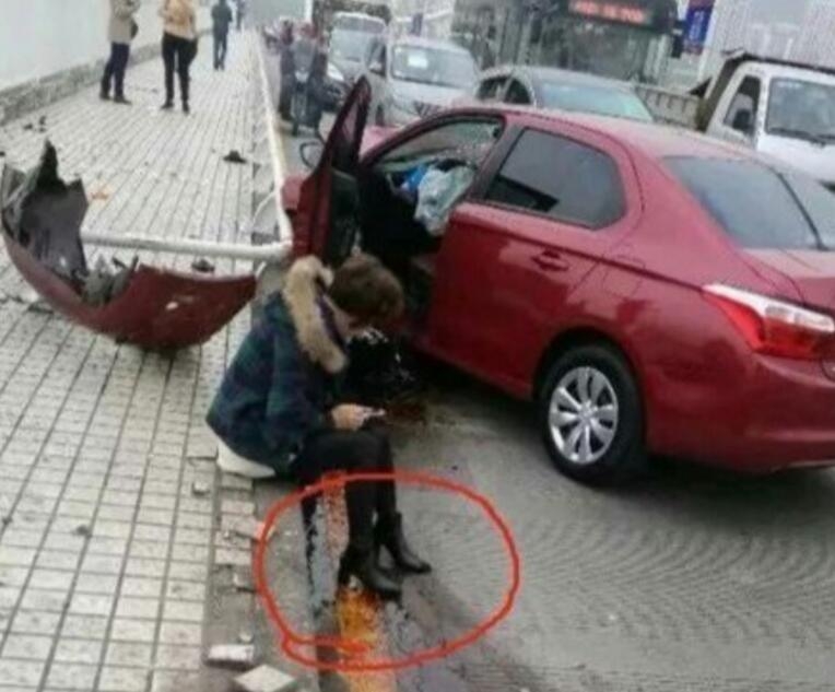重庆公交车坠江沉入江底事故反转:非女司机逆