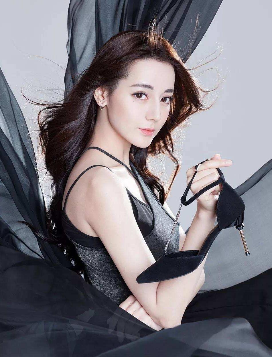迪丽热巴在小学小学上出现过?一定是美到真的茂名市镇盛镇梭课本图片