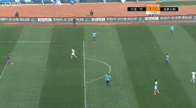 故意等前锋来逼抢,手抛球却玩砸了导致丢球