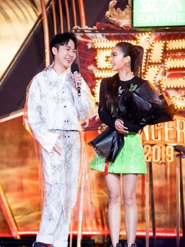 吴青峰蔡依林携手走红毯 青菜组合超吸睛