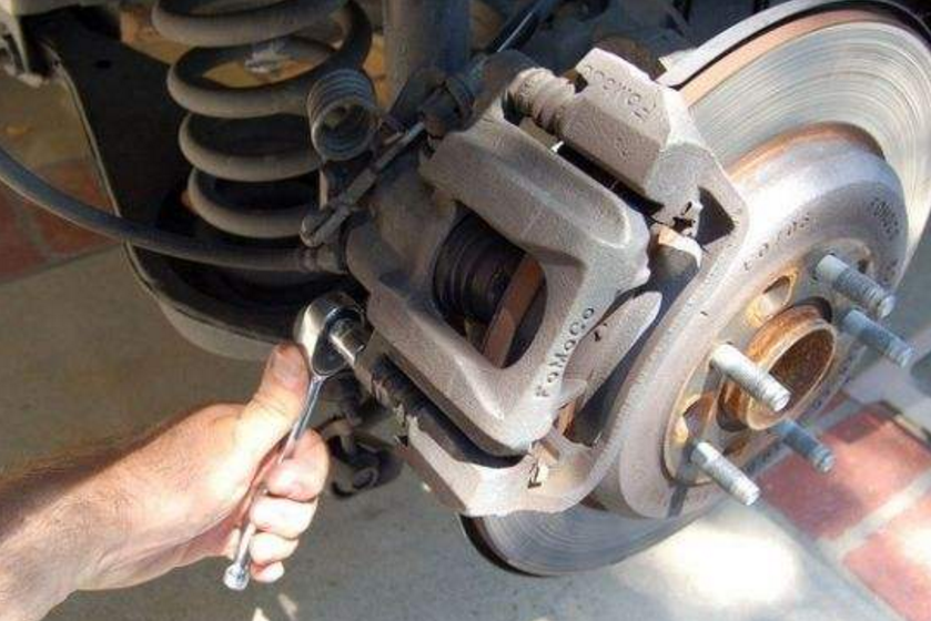 保养别总盯着机油，超过6万公里，这3个配件，不换爱车折寿5年