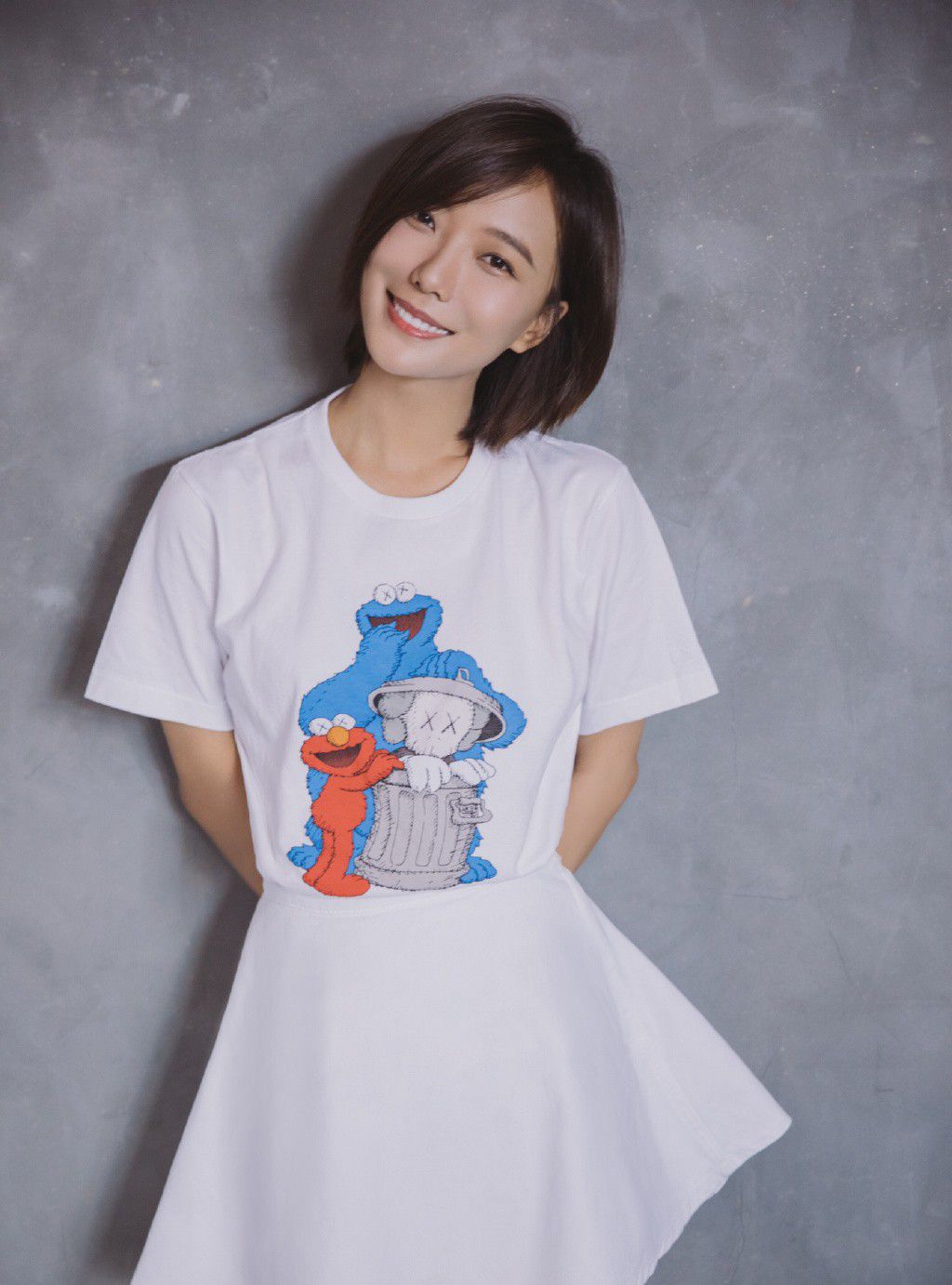 王珞丹斜肩裙胸前绑成八字形,转身看到后背,