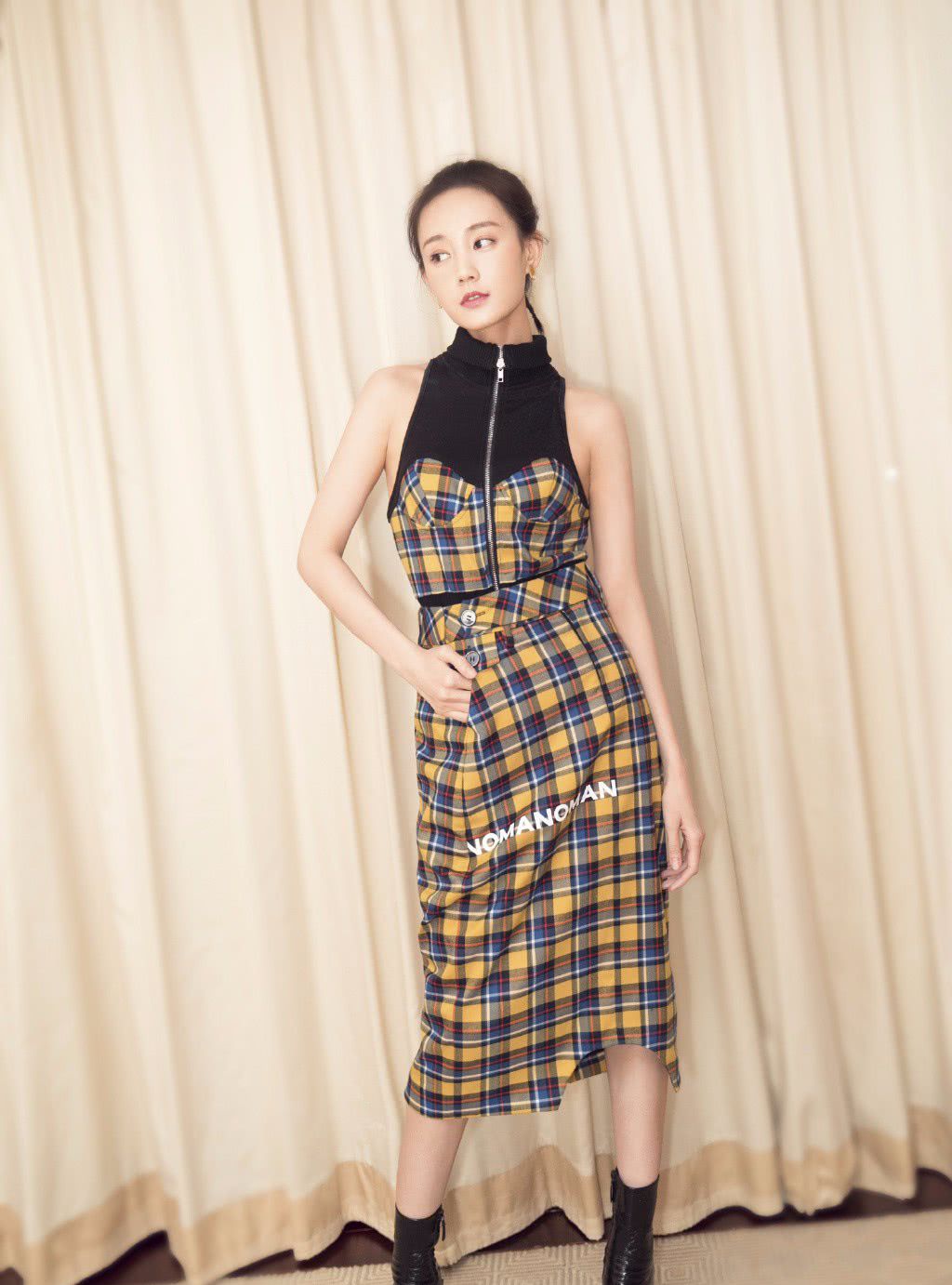 李一桐背带牛仔裤突出重点,脱下却露了,网友