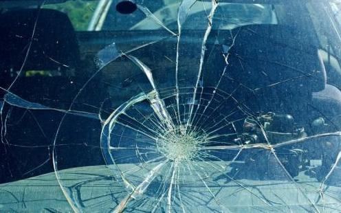 车险定损员：挡风玻璃碎了不赔！老司机：只因你说了一个“是”字