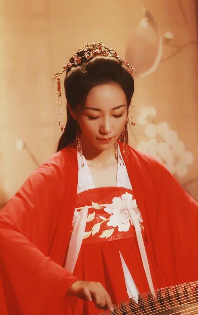 韩雪一袭红衣唱《红昭愿》,月下美人很撩人,一